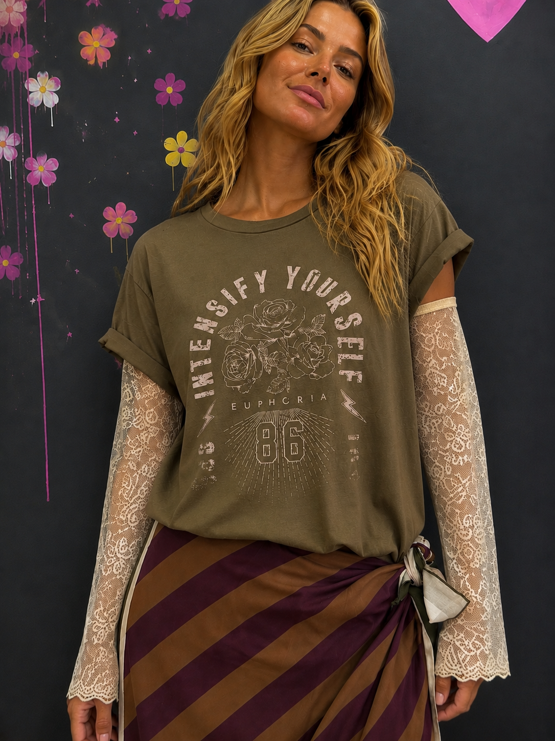 f12f18_39f80d88b39e4c29a3c60554dd015aabmv2.png T-shirt euphoria con manicotti - immagine 1