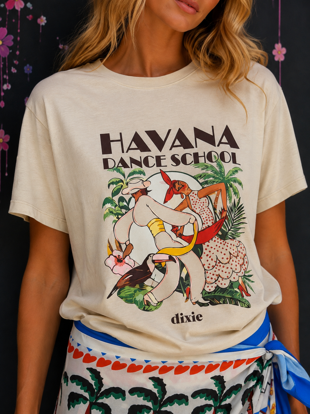 f12f18_7a745ebf3c8b4338baa26c7cddeabccamv2.png T-shirt "Havana Dance School" - immagine 1