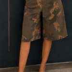 Bermudas de corte contemporáneo y versátil.