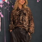 Camisa animal print con lazo
