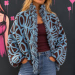 Cardigan con frange e lavorazione floreale