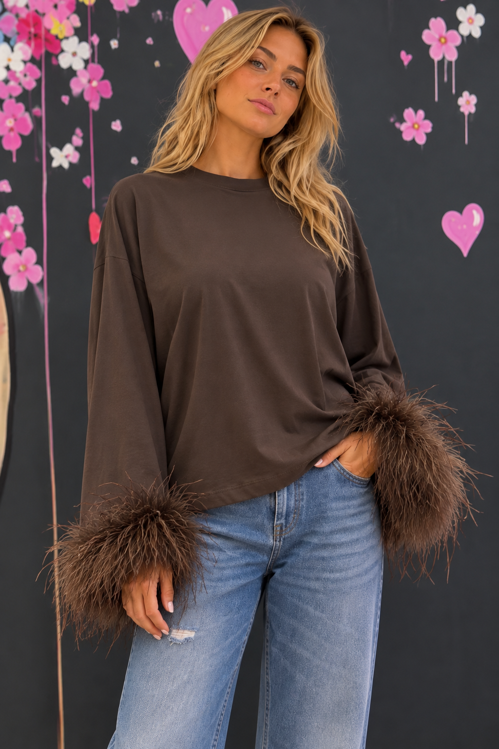 Maglia marrone con piume fronte Top con plumas - Imagen 1