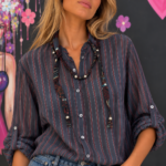 Camicia a righe con dettaglio gioiello