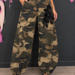 Pantalón camouflage con aplicaciones joya