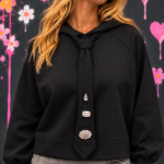 Sweat noir avec cravate bijou