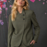 Jacke mit femininem, besonderem Design.