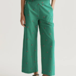 Pantalon à la coupe contemporaine et polyvalente.