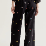 Pantalón de corte contemporáneo y versátil.