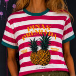 Camiseta de diseño contemporáneo y versátil.
