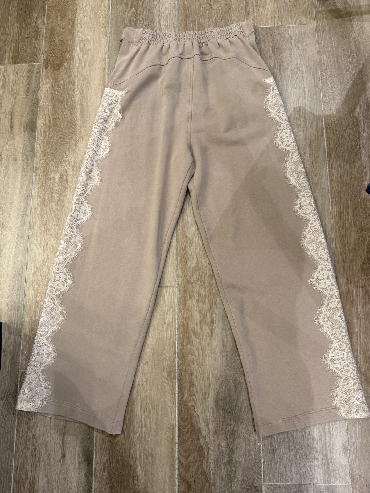 Pantalon à la coupe contemporaine et polyvalente. – Image 3