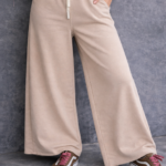 Pantalon à la coupe contemporaine et polyvalente.