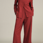 Pantalon à la coupe contemporaine et polyvalente.