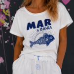 Camiseta de diseño contemporáneo y versátil.