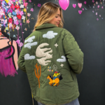 Veste au design féminin et original.