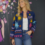 Jacke mit femininem, besonderem Design.