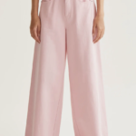 Pantalón de corte contemporáneo y versátil.