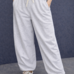 Pantalon à la coupe contemporaine et polyvalente.