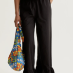 Pantalón de corte contemporáneo y versátil.