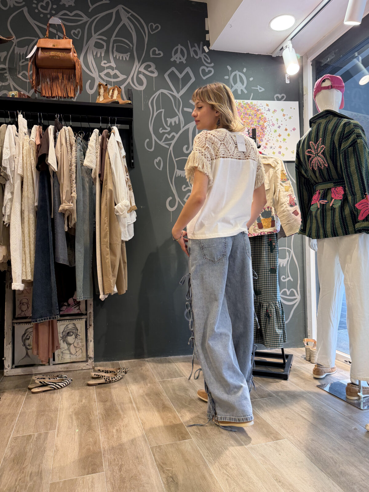 Jeans with a versatile contemporary fit. - Image 2