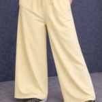 Pantalón de corte contemporáneo y versátil.