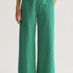 Pantalón de corte contemporáneo y versátil.
