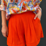 Pantalon à la coupe contemporaine et polyvalente.