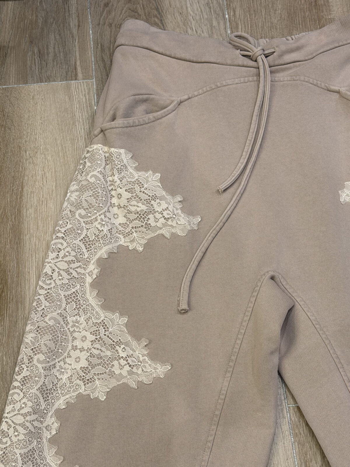 Pantalon à la coupe contemporaine et polyvalente. – Image 2
