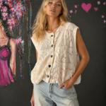 Gilet au design féminin et original.