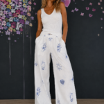 Pantalon avec broderies.