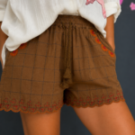 Pantalón de corte contemporáneo y versátil.