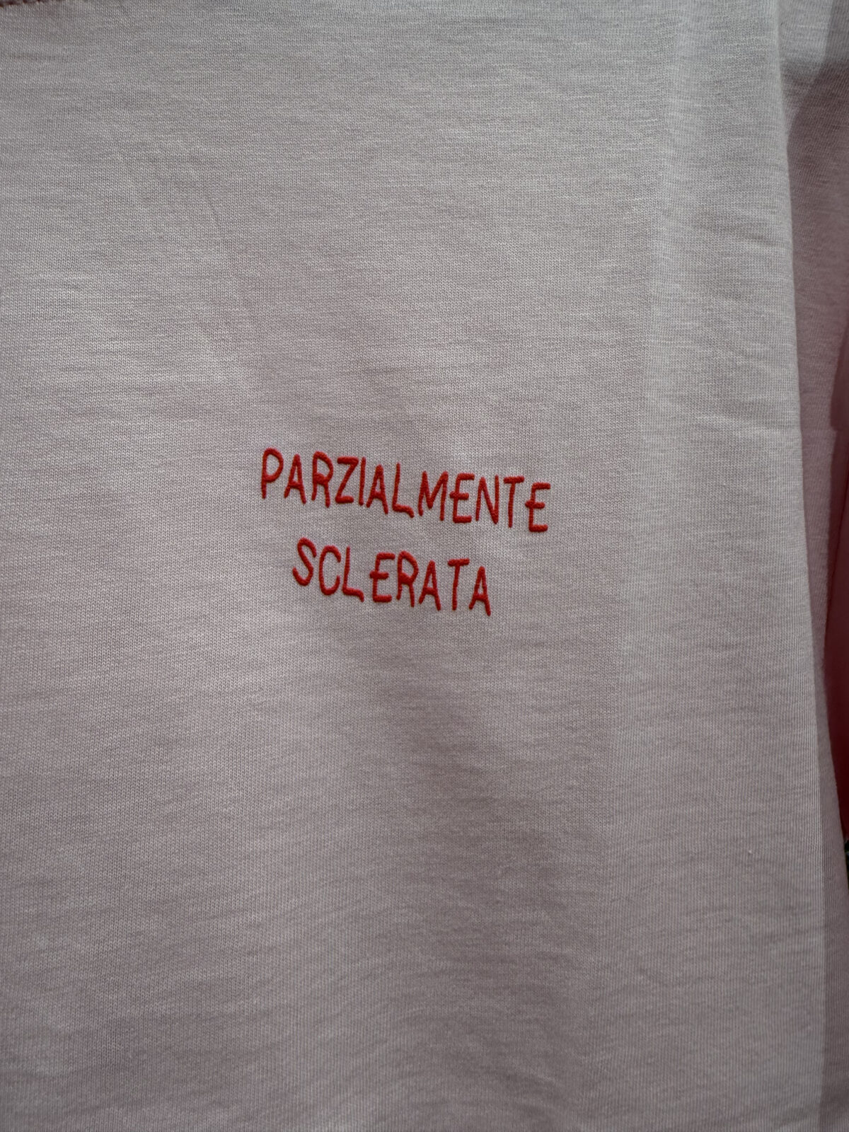 Camiseta de diseño contemporáneo y versátil. - Imagen 2