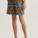 Pantalon à la coupe contemporaine et polyvalente.