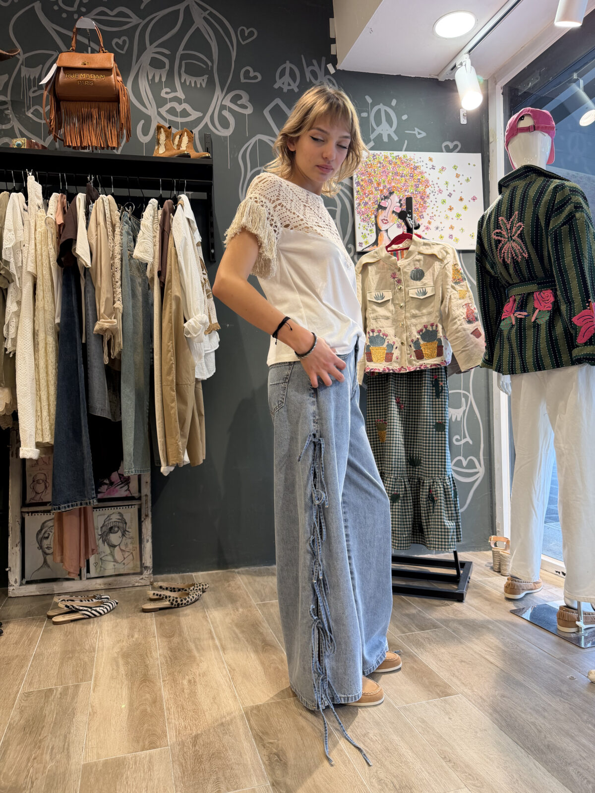 Jeans with a versatile contemporary fit. - Image 3
