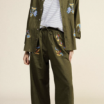 Pantalón de corte contemporáneo y versátil.