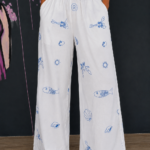 Pantalón con bordados.