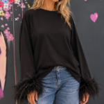 Top negro con plumas