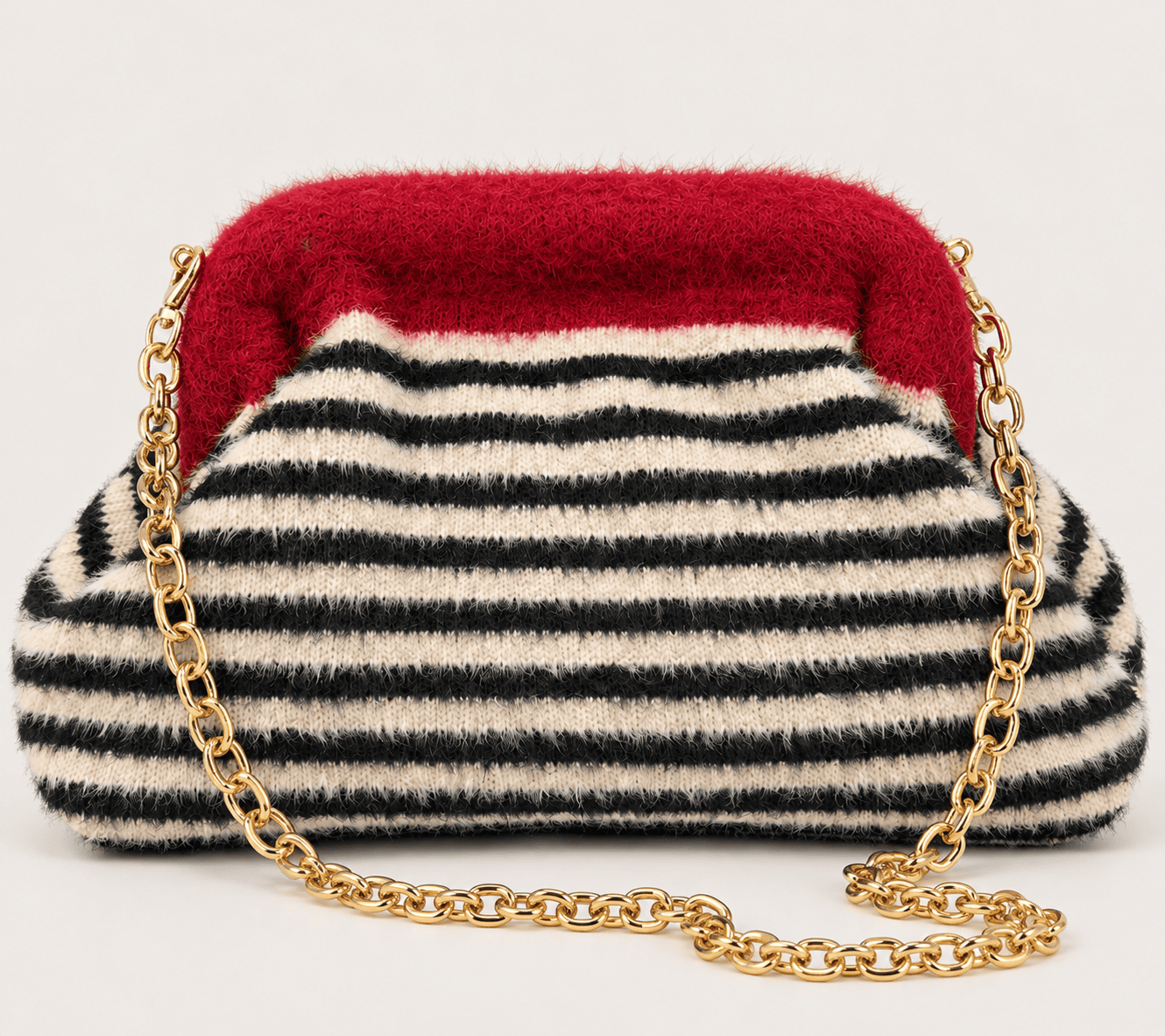 1e6a7f03-fa17-42ed-85be-27ba97cd109e Borsa morbida a righe nere e bianche con catenella dorata - immagine 1