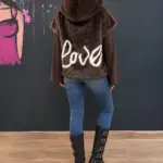 Kapuzenweste aus Kunstfell mit LOVE-Schriftzug
