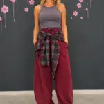 Bordeauxrote Balloonhose mit Tartan-Detail