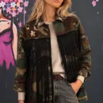Chaqueta de camuflaje con flecos y broches decorativos