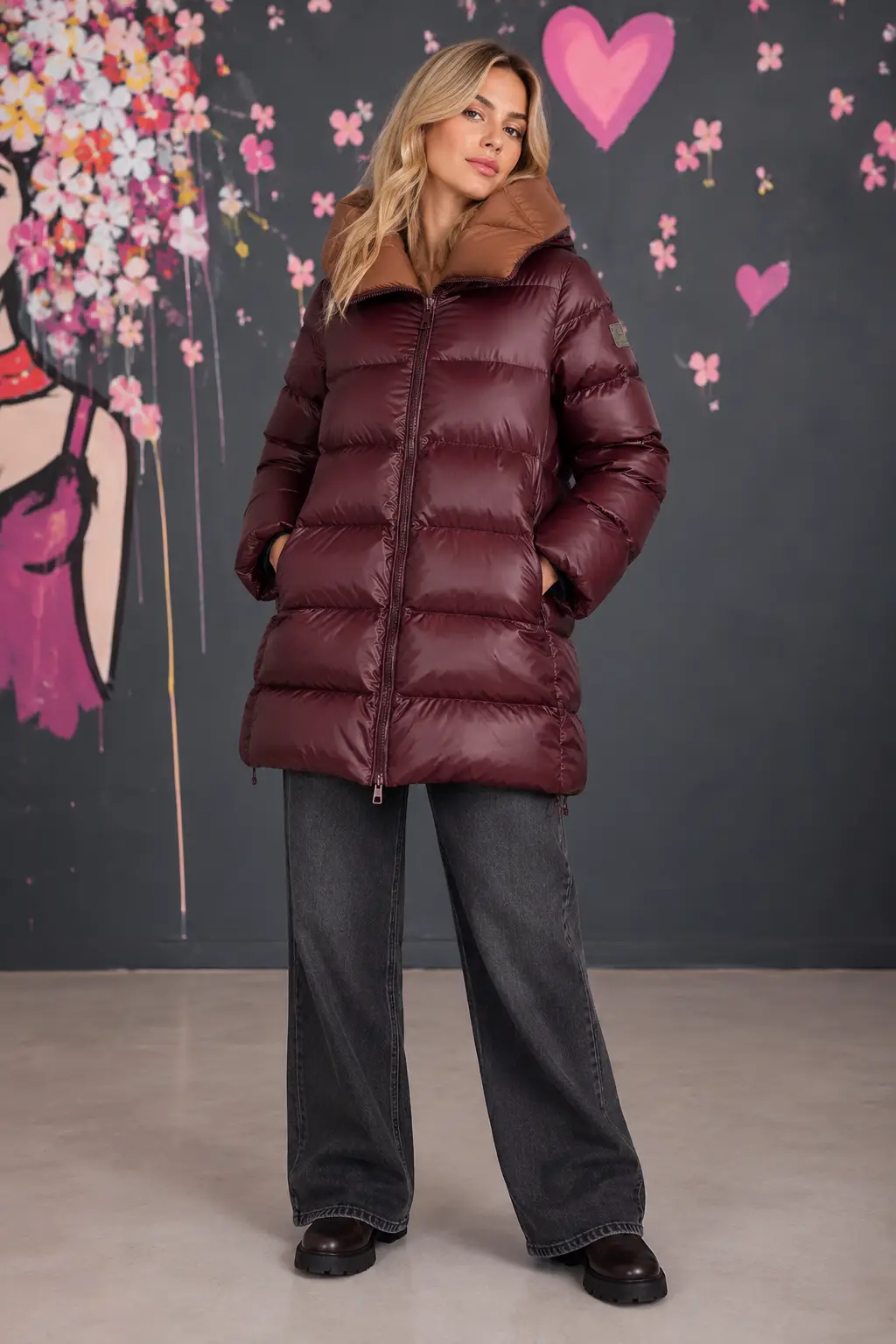 Burgundy Puffer Against Hearts and Blooms Piumino lungo bordeaux lucido con cappuccio - immagine 1