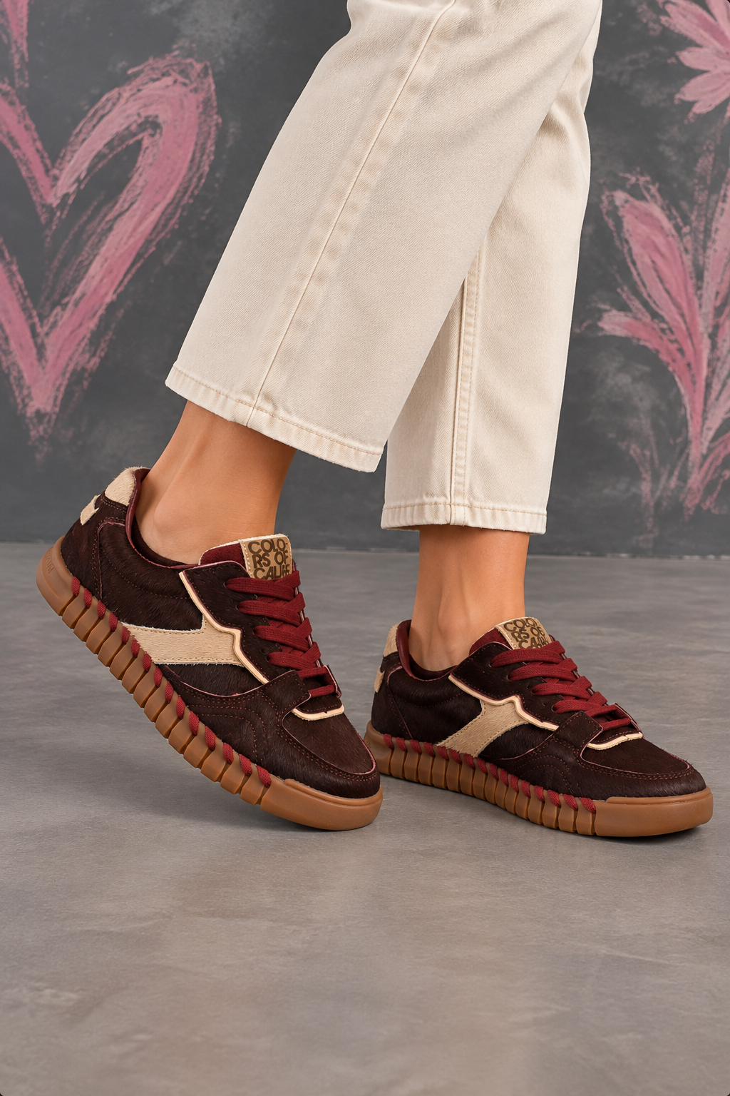 Burgundy Sneakers on a Playful Chalkboard Floor Bordeauxfarbene Sneakers aus Ponyfell – Bild 1