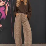 Jeans mit Pythonmuster