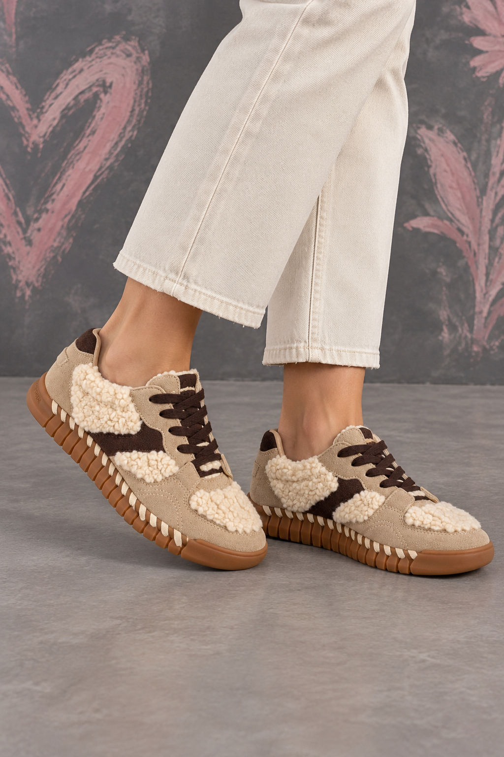 Cozy Sherpa Sneakers in Studio Pose Sneakers efecto teddy - Imagen 1