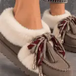 Mocassins en daim taupe doublés en véritable peau de mouton