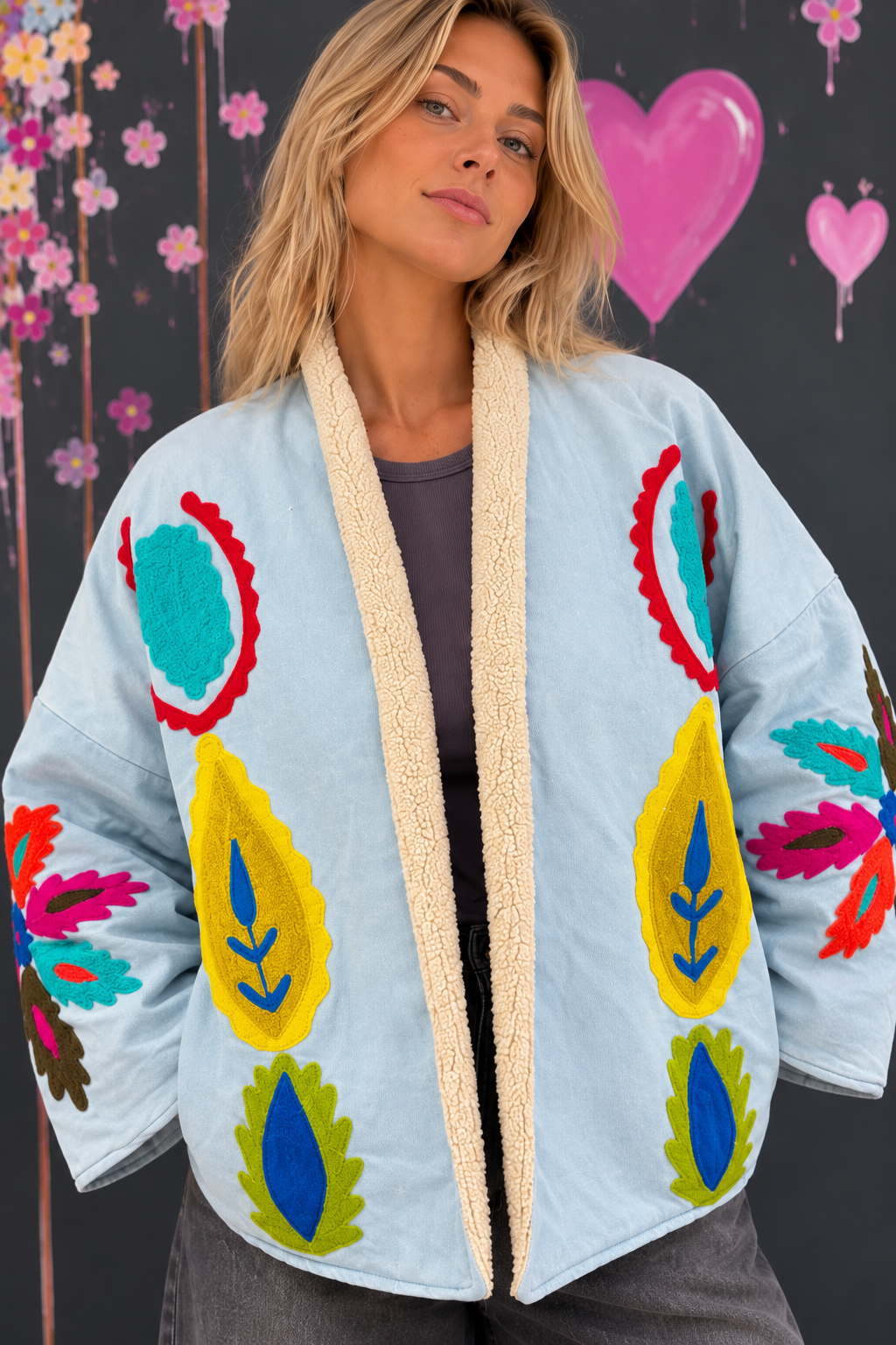 Embroidered Jacket Against a Playful Floral Mural Giacca ricamata con interno teddy - immagine 1