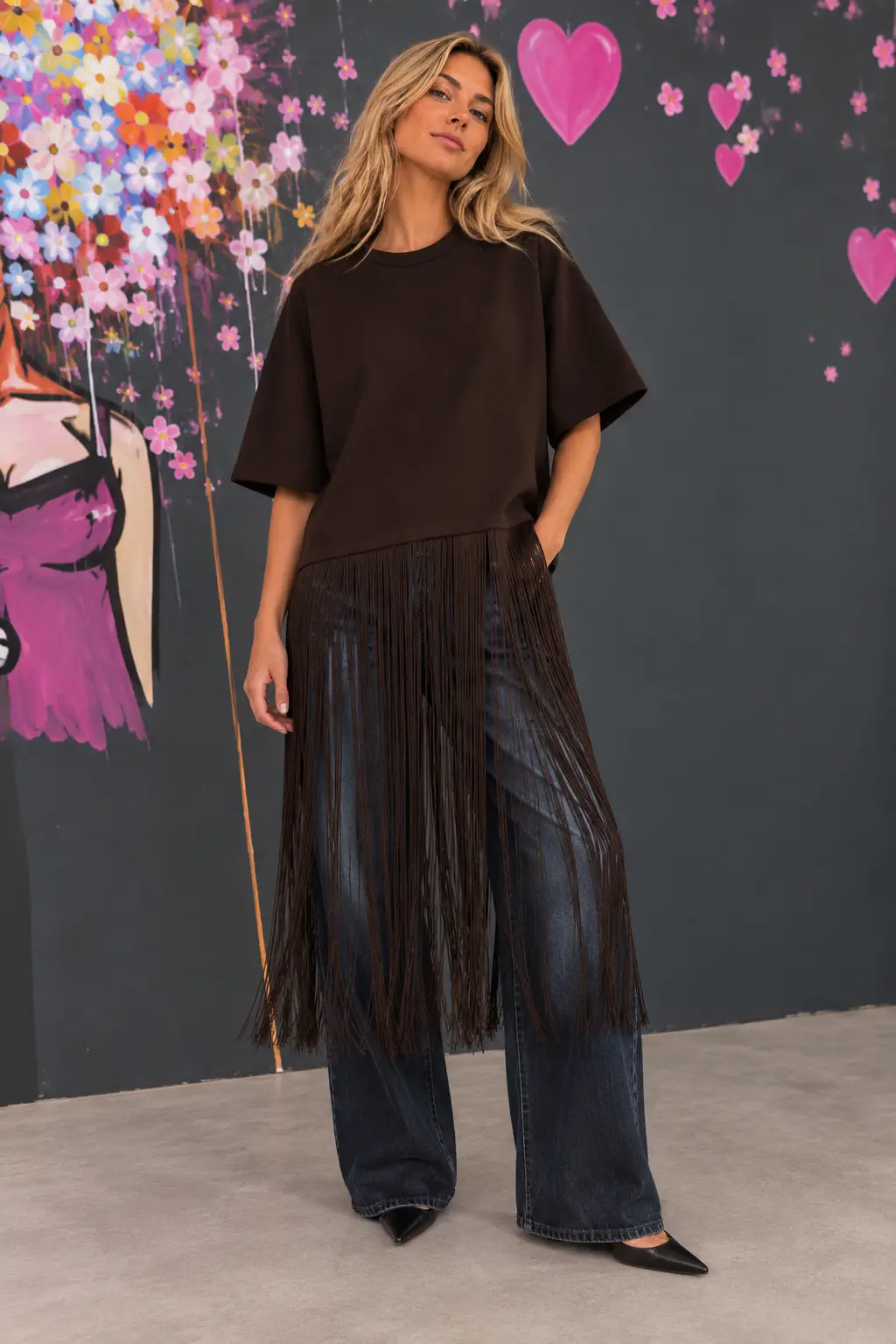 Fringed Fashion Against a Floral Mural T-Shirt mit Fransen – Bild 1