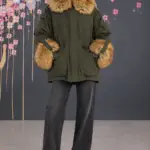 Parka oversize verde militare con dettagli in pelliccia