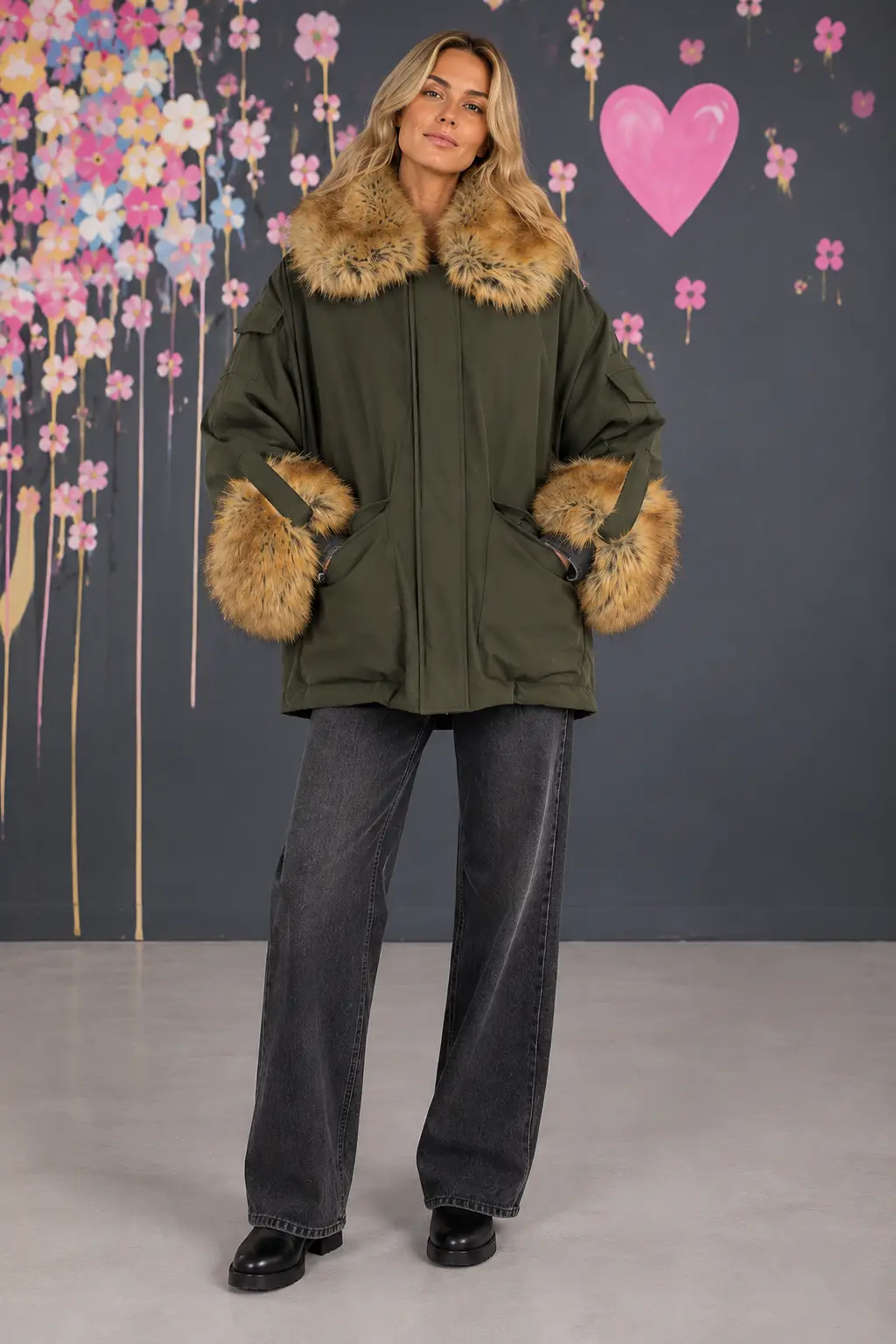 Glamorous Olive Parka Against Pink Heart Mural Parka oversize verde militare con dettagli in pelliccia - immagine 1
