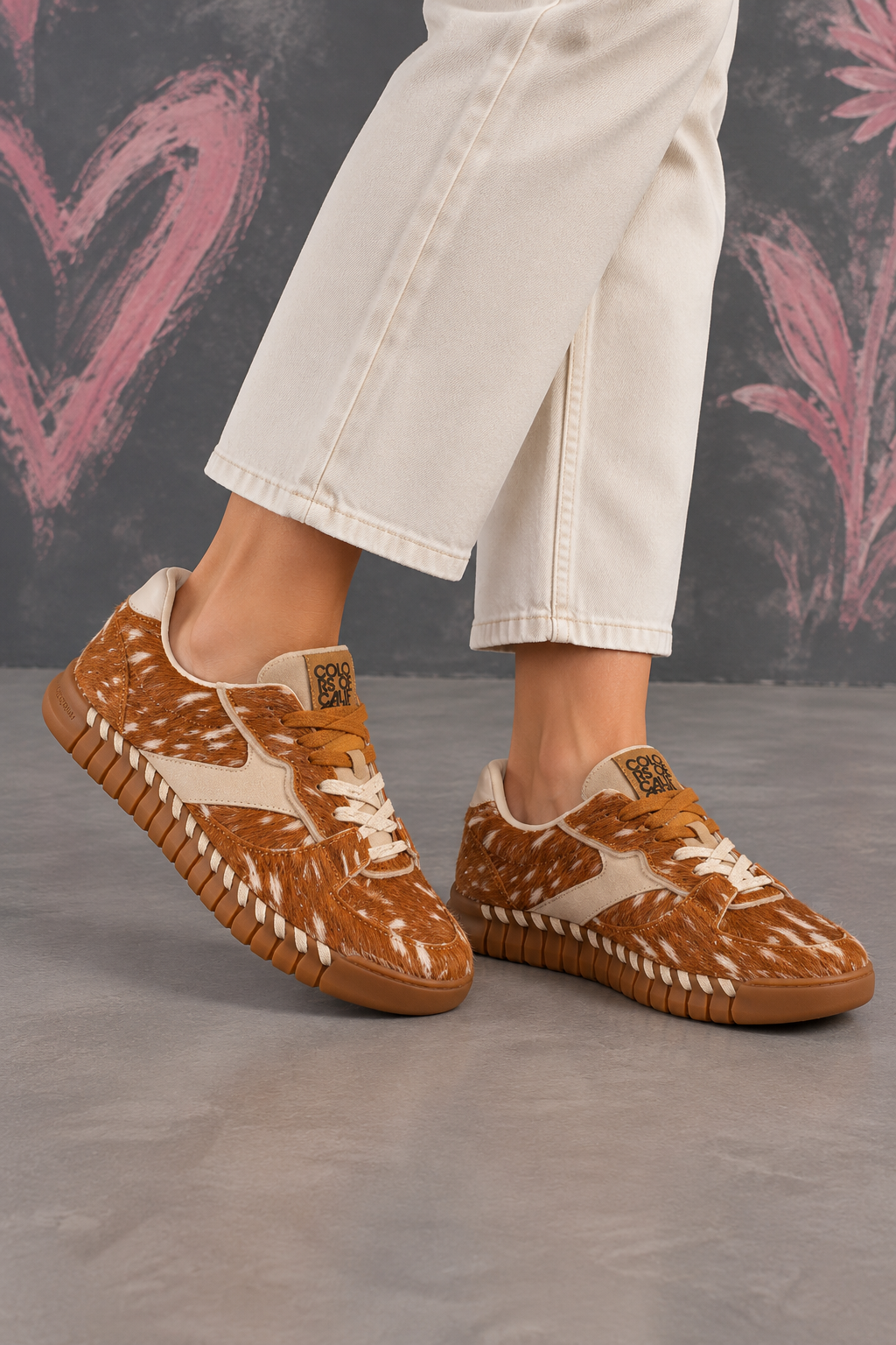 Hairy Brown Sneakers with Pink Heart Backdrop Sneaker de pelo de potro - Imagen 1